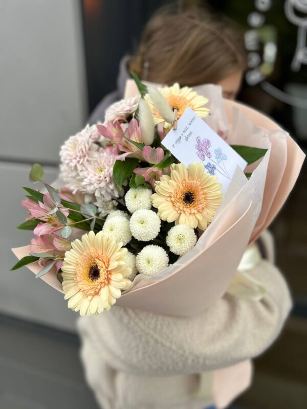 Какие цветы подарить маме на День рождения: полный гид от флористов Romeo Flowers 11 Яркий букет с герберами, альстромериями и сухоцветом лагунус с доставкой по Минску