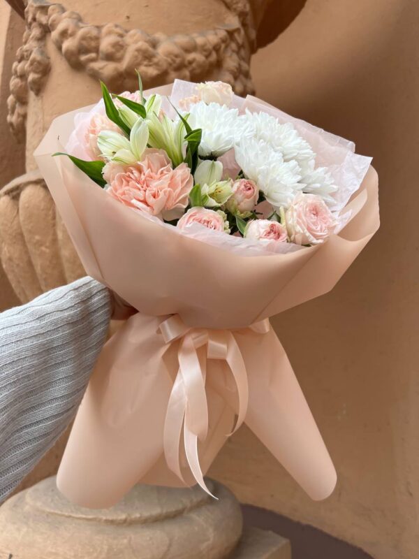 Какие цветы подарить маме на День рождения: полный гид от флористов Romeo Flowers 10 Миниатюрный кремовый букет с розами, хризантемой и гвоздиками с доставкой по Минску