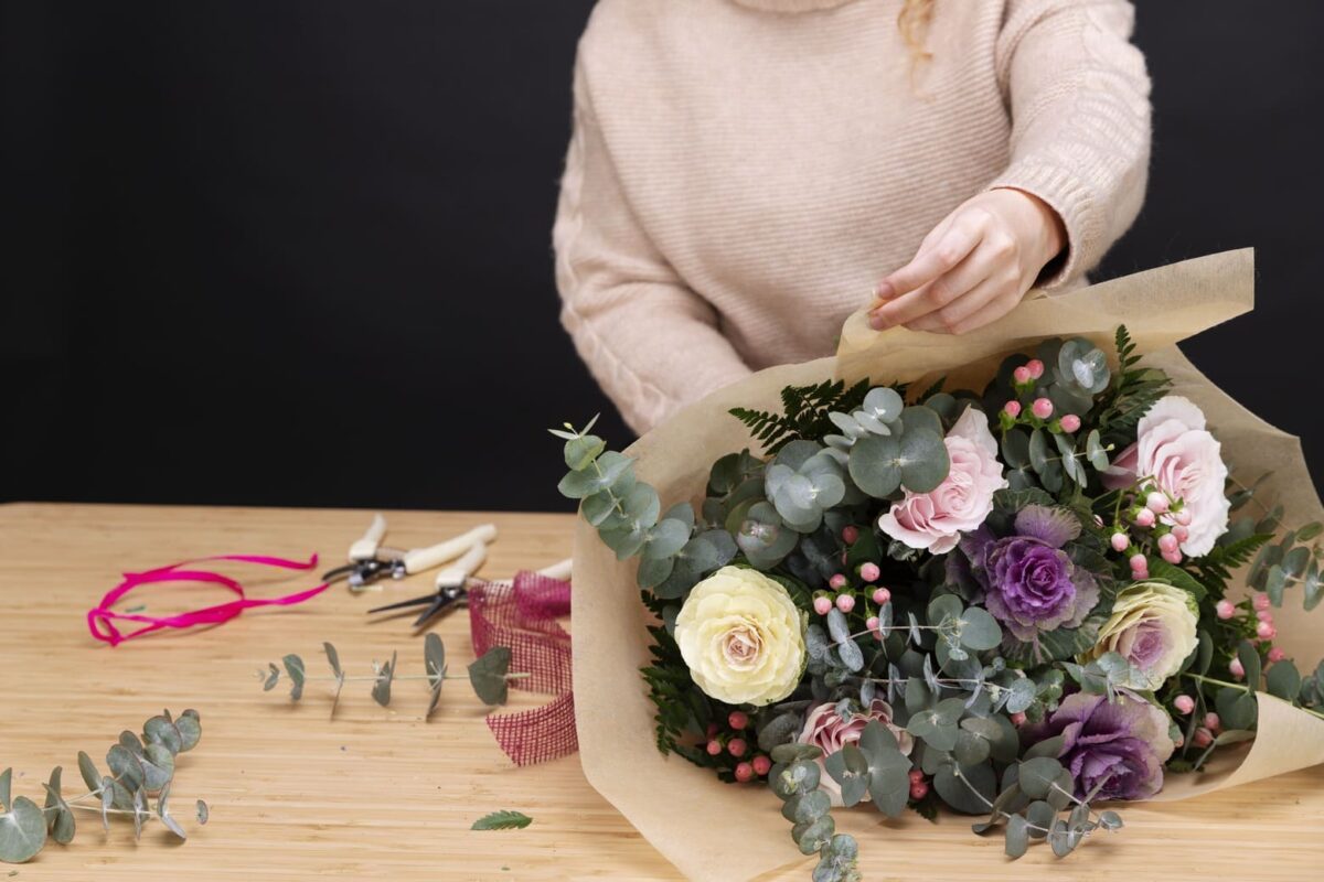 Какие цветы подарить маме на День рождения: полный гид от флористов Romeo Flowers 12 Профессиональная упаковка букетов перед доставкой по Минску