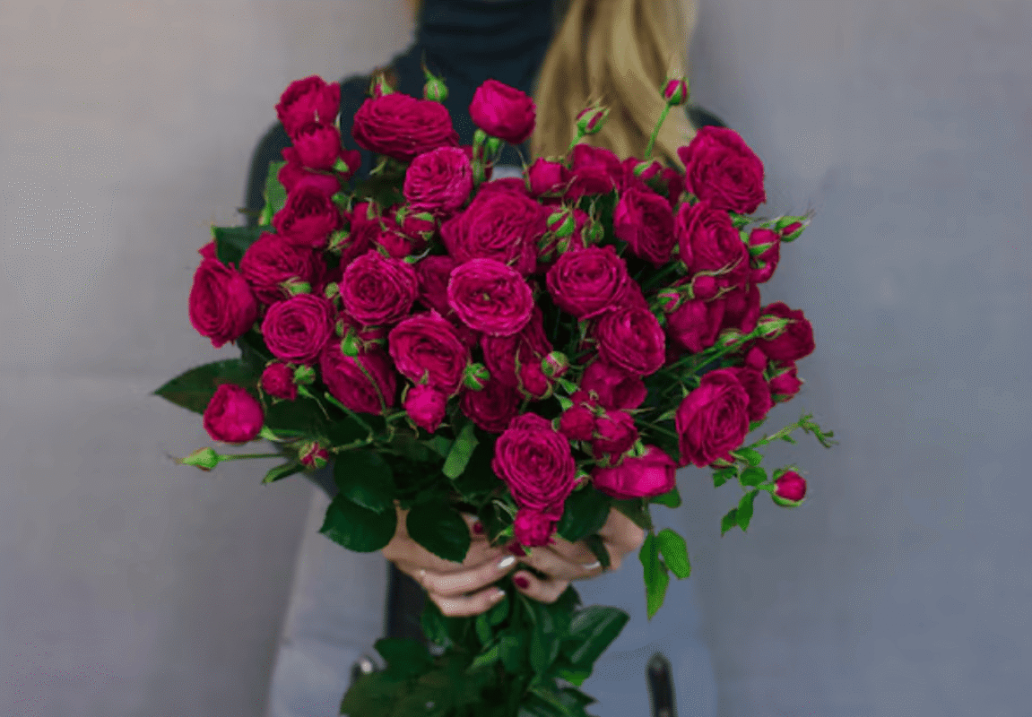 Какие цветы подарить маме на День рождения: полный гид от флористов Romeo Flowers 3 Букет из свежих красных роз от Romeo Flowers с доставкой в Минске