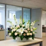 Деловой букет цветов в офисном интерьере от Romeo Flowers