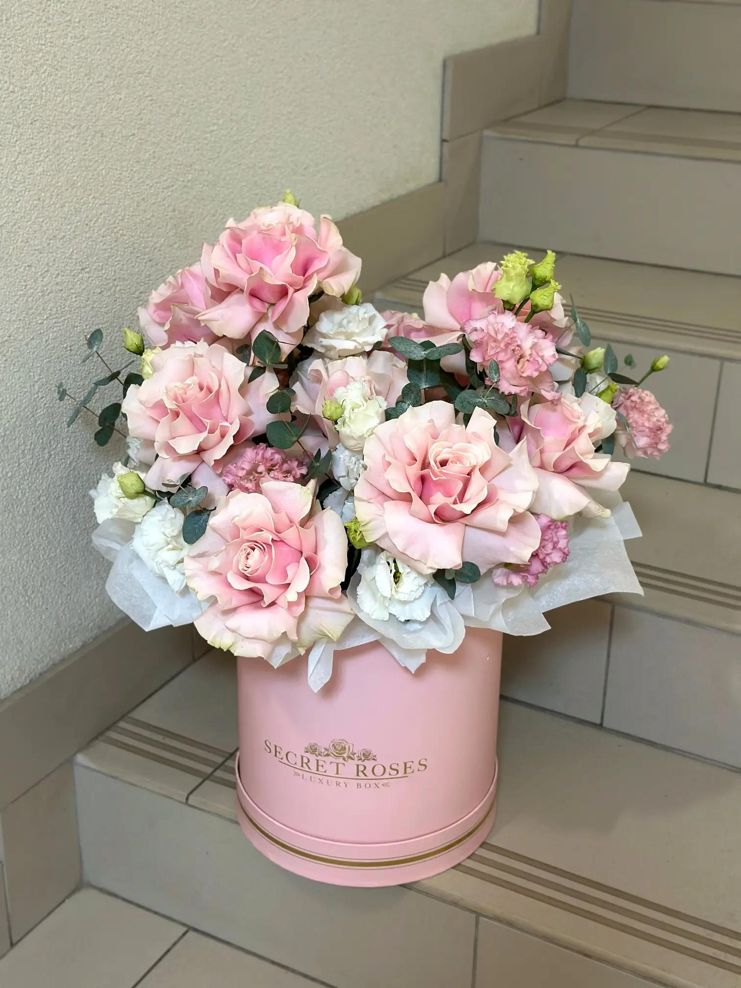 Розы в шляпной коробке Минск - розовая композиция - Romeo Flowers
