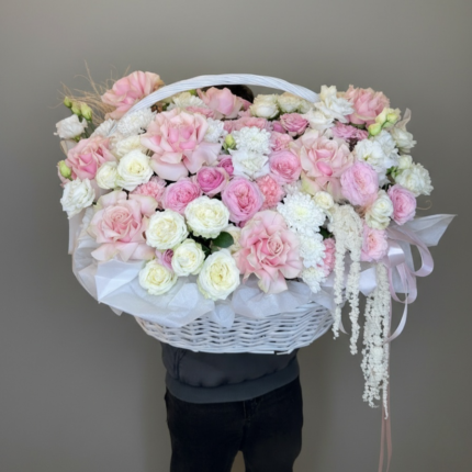 Состав цветочной корзины - роза Пинк Мондиаль и хризантема - Romeo Flowers