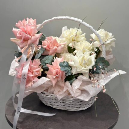 Корзина с французскими розами и генистой Минск - Romeo Flowers