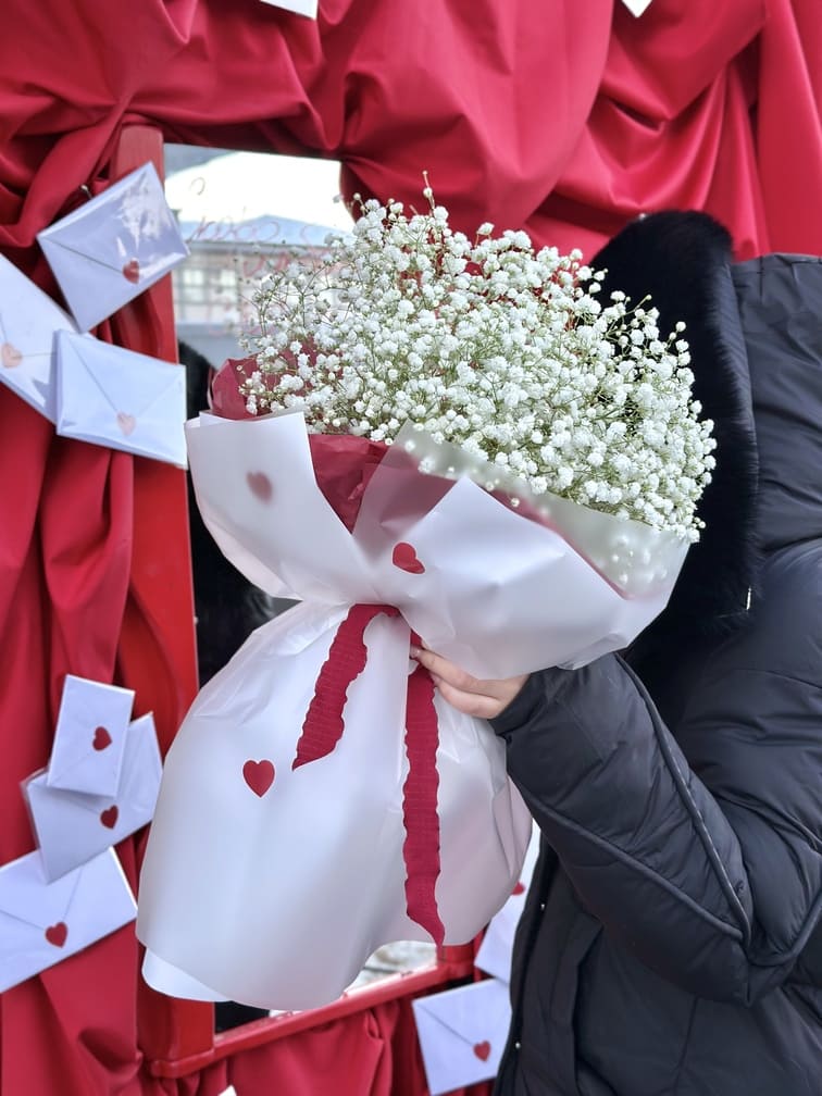 Девушка держит букет гипсофилы 45 см - Romeo Flowers