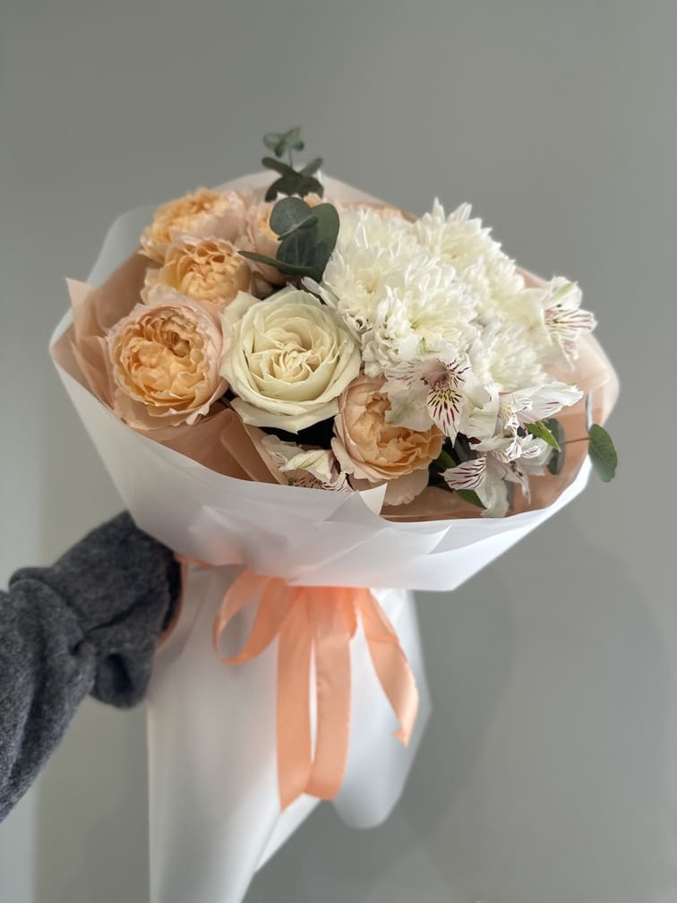 Вид сверху на букет из роз и эвкалипта - Romeo Flowers