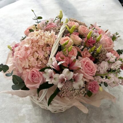 Сборная корзина с цветами Минск - гортензия, розы и эустома - Romeo Flowers