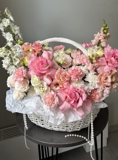 Корзина с розами и дельфиниумом в Минске от флористического бутика Romeo Flowers - заказать с быстрой доставкой
