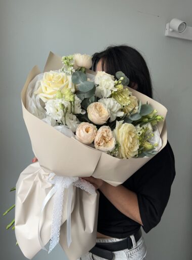 Купить кремовый букет с розами и маттиолой в Минске в бутике Romeo Flowers с быстрой курьерской доставкой