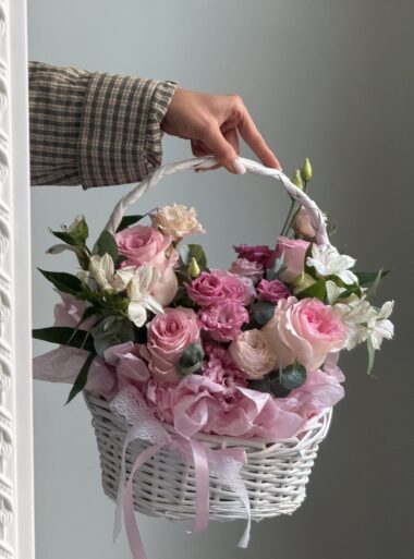Корзина с розами и эустомой Алиса в Минске от флористического бутика Romeo Flowers - заказать с быстрой доставкой