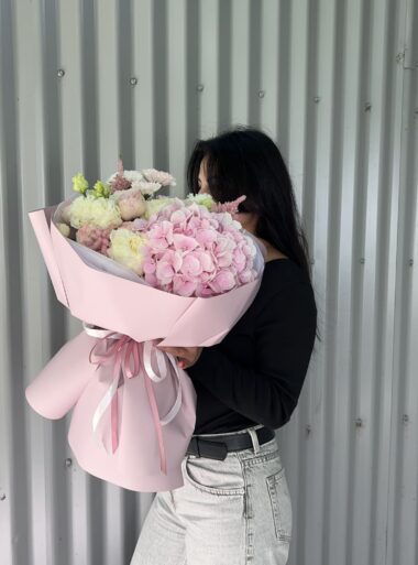 Купить объёмный букет с гортензией и астильбой в Минске в бутике Romeo Flowers с гарантией свежести бутонов