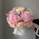 Купить авторский букет с гортензией и оксипеталумом в Минске в бутике Romeo Flowers с гарантией свежести