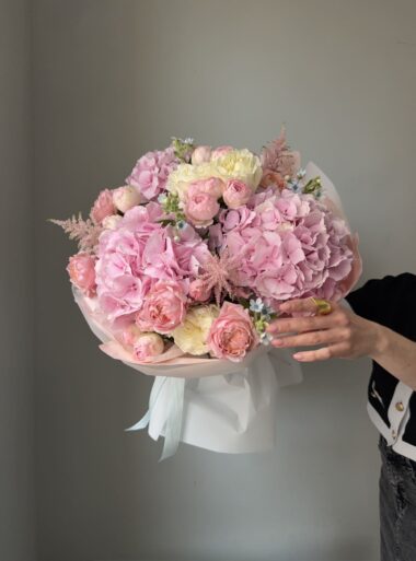 Купить авторский букет с гортензией и оксипеталумом в Минске в бутике Romeo Flowers с гарантией свежести