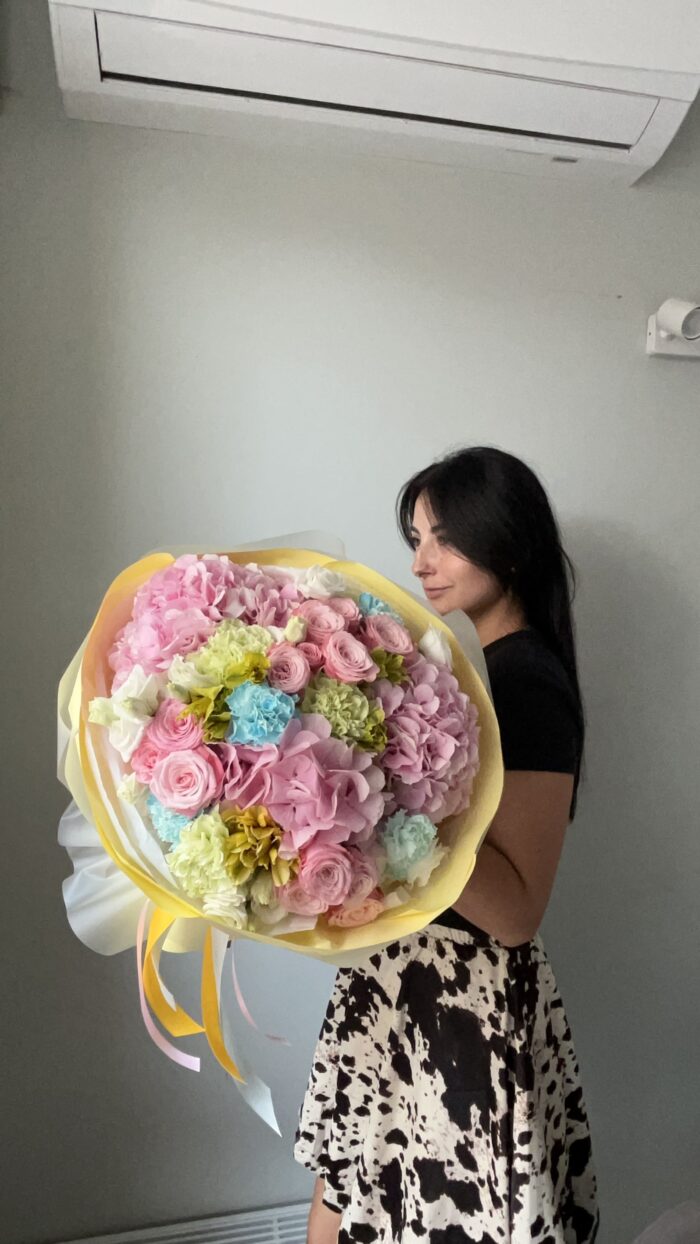 Купить авторский дофаминовый букет с гортензией в Минске в бутике Romeo Flowers с быстрой курьерской доставкой
