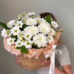 Корзина с ромашковой хризантемой и малиной в Минске от флористического бутика Romeo Flowers - заказать с доставкой