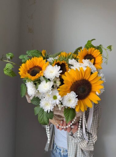 Яркая корзина с подсолнухами и хризантемами в Минске от бутика Romeo Flowers - заказать с быстрой доставкой