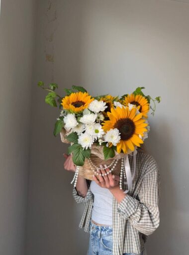Купить композицию в корзине с подсолнухами в Минске в бутике Romeo Flowers с гарантией свежести цветов