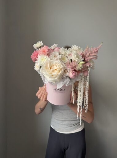 Композиция в шляпной коробке с розами и хризантемами в Минске от бутика Romeo Flowers - заказ с доставкой